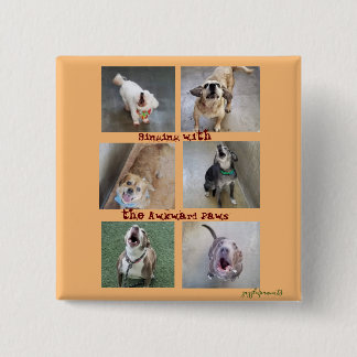 Zingend met de Awkward Paws Vierkante Button 5,1 Cm