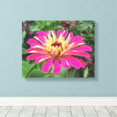 ZINNIA - Vibrant roze en crème - Canvas Afdruk (Insitu (Houten vloer))