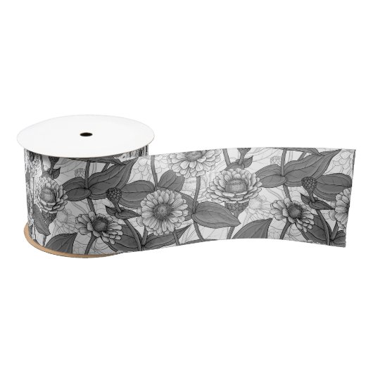 Zinnia's, monochome op wit satijnen lint (Spoel)