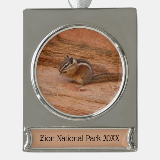 Zion Chipmunk op Red Rocks Verzilverd Banner Ornament (Voorkant)