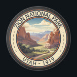 Zion National Park Illustratie Reiskunst Magneet<br><div class="desc">Zion vectorkunstwerk ontwerp. Het park is een zuidwest Utah-natuur die zich onderscheidt door de steile rode kliffen van Zion Canyon.</div>