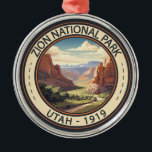 Zion National Park Illustratie Reiskunst Metalen Ornament<br><div class="desc">Zion vectorkunstwerk ontwerp. Het park is een zuidwest Utah-natuur die zich onderscheidt door de steile rode kliffen van Zion Canyon.</div>