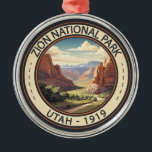 Zion National Park Illustratie Reiskunst Metalen Ornament<br><div class="desc">Zion vectorkunstwerk ontwerp. Het park is een zuidwest Utah-natuur die zich onderscheidt door de steile rode kliffen van Zion Canyon.</div>