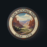 Zion National Park Illustratie Reiskunst Ronde Button 5,7 Cm<br><div class="desc">Zion vectorkunstwerk ontwerp. Het park is een zuidwest Utah-natuur die zich onderscheidt door de steile rode kliffen van Zion Canyon.</div>