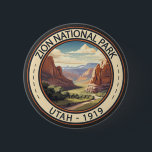 Zion National Park Illustratie Reiskunst Ronde Button 5,7 Cm<br><div class="desc">Zion vectorkunstwerk ontwerp. Het park is een zuidwest Utah-natuur die zich onderscheidt door de steile rode kliffen van Zion Canyon.</div>