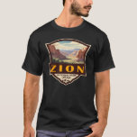 Zion National Park Illustratie Retro Badge T-shirt<br><div class="desc">Zion vectorkunstwerk ontwerp. Het park is een zuidwest Utah-natuur die zich onderscheidt door de steile rode kliffen van Zion Canyon.</div>