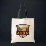Zion National Park Illustratie Retro Badge Tote Bag<br><div class="desc">Zion vectorkunstwerk ontwerp. Het park is een zuidwest Utah-natuur die zich onderscheidt door de steile rode kliffen van Zion Canyon.</div>