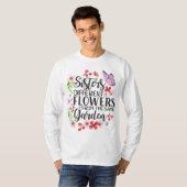 Zisters verschillende bloemen van dezelfde tuinboe t-shirt (Voorkant volledig)