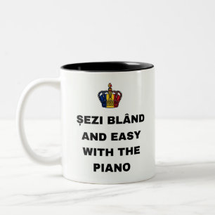 ZIT ONAANGEROERD EN EASY MET DE PIANO TWEEKLEURIGE KOFFIEMOK