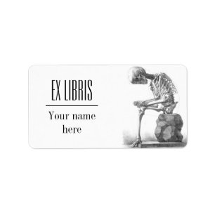 Zittend  skelet denkende boekenplaat etiket