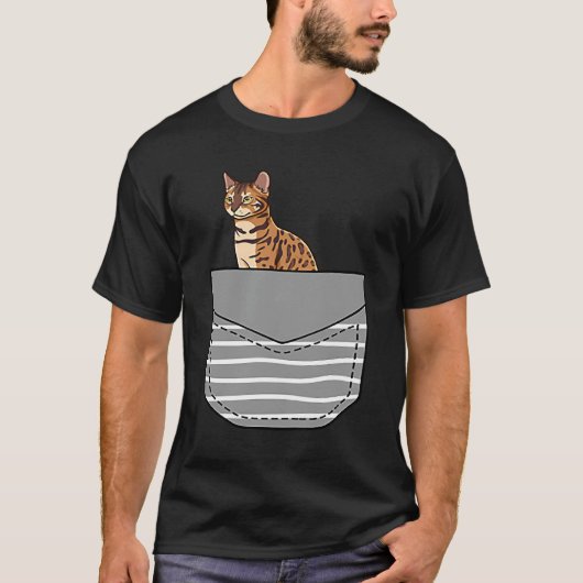 Zittende Bengaalse kat in zak T-shirt (Voorkant)