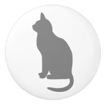 Zittende grijze kat naar links gericht