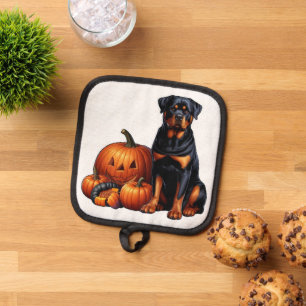 Zittende Rottweiler-hond naast Halloweenpompoenen Pannenlap