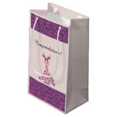 Zittende Roze Whimsical Giraffe Klein Cadeauzakje (Achterkant Gekanteld)