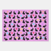Zittende zwarte konijntjes dragen bloemen op paste inpakpapier vel (Voorkant)