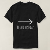 Z'n Birthday Arrow wijst op Funny Humor Couple T-shirt (Design voorkant)