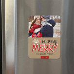 Zo heel prettige feestfoto magneet<br><div class="desc">Aangepaste fotomagneten voor vakanties met eenvoudige sjablonen voor aanpassing. Dit moderne ontwerp heeft een feestelijke mix van typografie in rood, grijs en wit op een faux kraft-achtergrond. De formulering luidt: "Zo erg Merry". Pas het aan met uw foto's en voeg uw familienaam en het jaar toe. Gebruik de ontwerpgereedschappen om...</div>