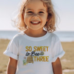 Zo lief om drie 3e verjaardag te zijn kinder shirts<br><div class="desc">Gepersonaliseerde 3e verjaardag t-shirt met "So sweet to be three" op de voorkant en "Happ-Bee birthday [name]" op de achterkant. Het ontwerp met bijenthema heeft leuke bijenwoordjes in geel en zwart, versierd met hommels, een bijenkorf, landelijke bloemen en druipende honing. Voor het coördineren van uitnodigingen en feestdecor, blader dan door...</div>