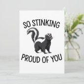 Zo ontzettend trots op je grappige stinkdier afstu kaart (Staand voorkant)