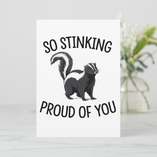 Zo ontzettend trots op je grappige stinkdier afstu kaart (Staand voorkant)