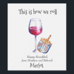 Zo rollen we Chanoeka Funny Gift Wine Wijn Etiket<br><div class="desc">Dit ontwerp is gemaakt door middel van digitale kunst. Het kan worden aangepast in het gebied dat wordt aangeboden of aangepast door de klik te kiezen om de andere optie aan te passen en de naam, initialen of woorden te wijzigen. U kunt de tekstkleur en de stijl ook veranderen of...</div>