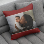 Zo veel liefde moderne typografie aangepaste kleur kussen<br><div class="desc">Dit stijlvolle fotokussen heeft een moderne typografische weergave, "So Much Love" in ivoor, samen met een foto-lijst in ivoor en een donkere verloopbedekking naar de onderkant van het fotosjabloon (maakt de tekst opvallen). Eenvoudig te personaliseren met je eigen foto en tekst. De achtergrondkleur (getoond in diep rood) kan aan om...</div>