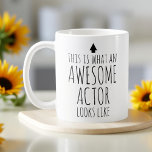 Zo ziet een Geweldige acteur eruit Koffiemok<br><div class="desc">Ontketen de binnenster in je koffiepauze met onze Mok 'Dit is hoe een Geweldige Acteur eruit ziet'. Deze mok, gemaakt met een vleugje glamour, is een eerbetoon aan de ongelooflijke acteurs die verhalen tot leven brengen. Met een gedurfde proclamatie is het meer dan alleen een mok. Het is een viering...</div>