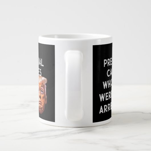 Zoals presidentskandidaten die niet werden gearres grote koffiekop (Achterkant)