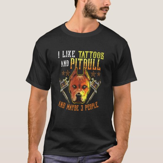 Zoals Tattoos en Pitbull Dog en misschien 3 mensen T-shirt (Voorkant)