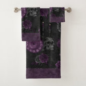 Zodiac Magic | Donker Paarse Plum Gothic Skull Roz Bad Handdoek (Insitu)