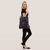 Zodiac Magic | Donker Paarse Plum Gothic Skull Roz Tote Bag (Op model)