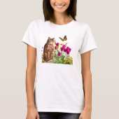 Zoe Kat in Bloementuin met Vlinder T-shirt (Voorkant)