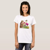 Zoe Kat in Bloementuin met Vlinder T-shirt (Voorkant volledig)