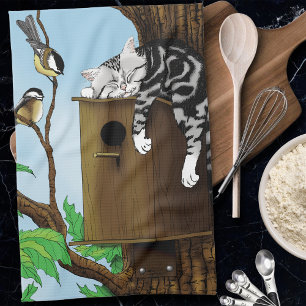 Zoe Schattige Tabbykat Slaapt in Vogelhuisje Grapp Theedoek