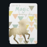 Zoek de Magic Day Gold-eenheid iPad Mini Cover<br><div class="desc">June Erica Vess is een hedendaagse kunstenaar die graag lijnen, patronen en levendige kleuren in haar schilderijen gebruikt. Deze leuke, girale print met een gouden eenhoorn silhouet en een motivatie prijsopgave is officieel goedgekeurd door World Art Group. Het schattige, kleurrijke patroon, dat een eenhoorn en een inspirerend citaat "Je bent...</div>