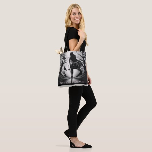 Zoek je eigen pad tote bag (Op model)