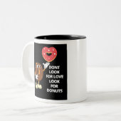 Zoek niet naar liefde, zoek naar donuts tweekleurige koffiemok (Voorkant links)