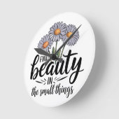 Zoek schoonheid in kleine dingen ronde klok (Hoek)