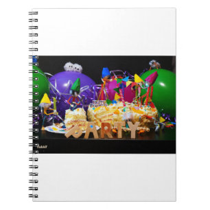 Zoekplaat van feestende Fubby's op een verjaardag Notitieboek