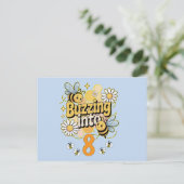 Zoemend Naar Aangepaste Naam en Leeftijd Cute Bij  Briefkaart (Staand voorkant)