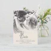 Zoenend bruidspaar in monochrome save the date (Staand voorkant)