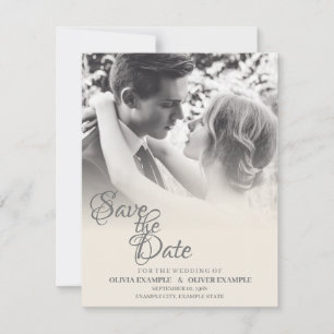 Zoenend bruidspaar in monochrome save the date