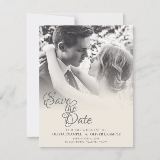 Zoenend bruidspaar in monochrome save the date (Voorkant)