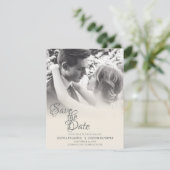 Zoenend bruidspaar in monochrome save the date (Staand voorkant)