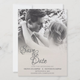 Zoenend bruidspaar in monochroom kaart