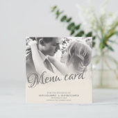 Zoenend bruidspaar in monochroom menu (Staand voorkant)