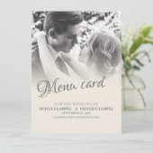 Zoenend bruidspaar in monochroom menu (Staand voorkant)