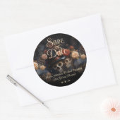 Zoenende Skeleta Gothische Kaart om de Datum te Be Ronde Sticker (Envelop)