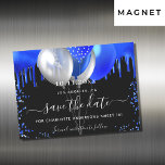 Zoet 16 zwarte koninklijk blauw met de datummagnee magnetische uitnodiging<br><div class="desc">Een zwarte achtergrond versierd met koninklijke blauwe druppels,  confetti en ballonnen. Pas een datum en een naam/leeftijd aan en voeg deze toe. De tekst: Sparen de Datum wordt geschreven met een groot trendy hand lettered stijlmanuscript.</div>