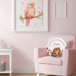 Zoet als aardbeienmeisje Happy Birthday Party Rond Kussen<br><div class="desc">Een schattig meisje met aardbeien in haar haar,  een rood lintaccent en een golvend lijst. Voeg een vleugje zoetheid toe aan de speciale dag van je kleine meisje!</div>